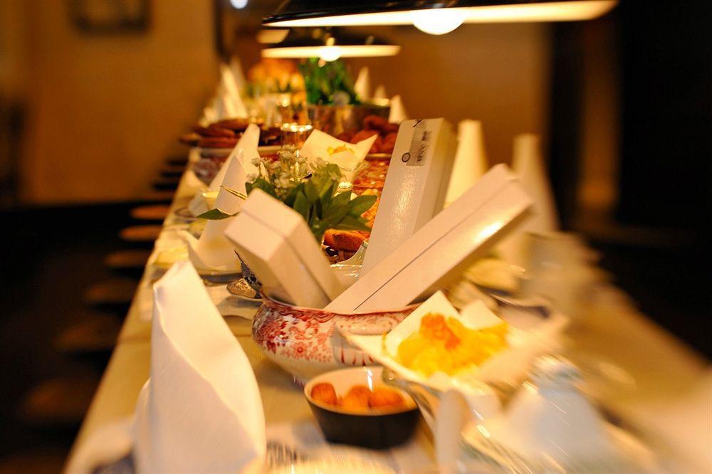 Landa Hotel Burgo Kültér fotó A buffet at a hotel