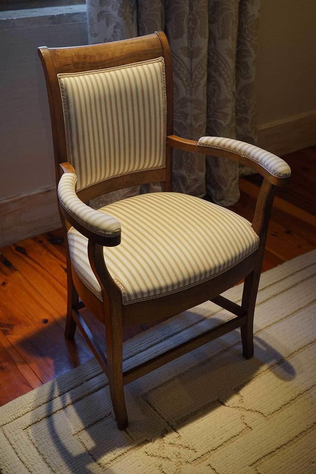 Landa Hotel Burgo Kültér fotó A chair with a striped seat