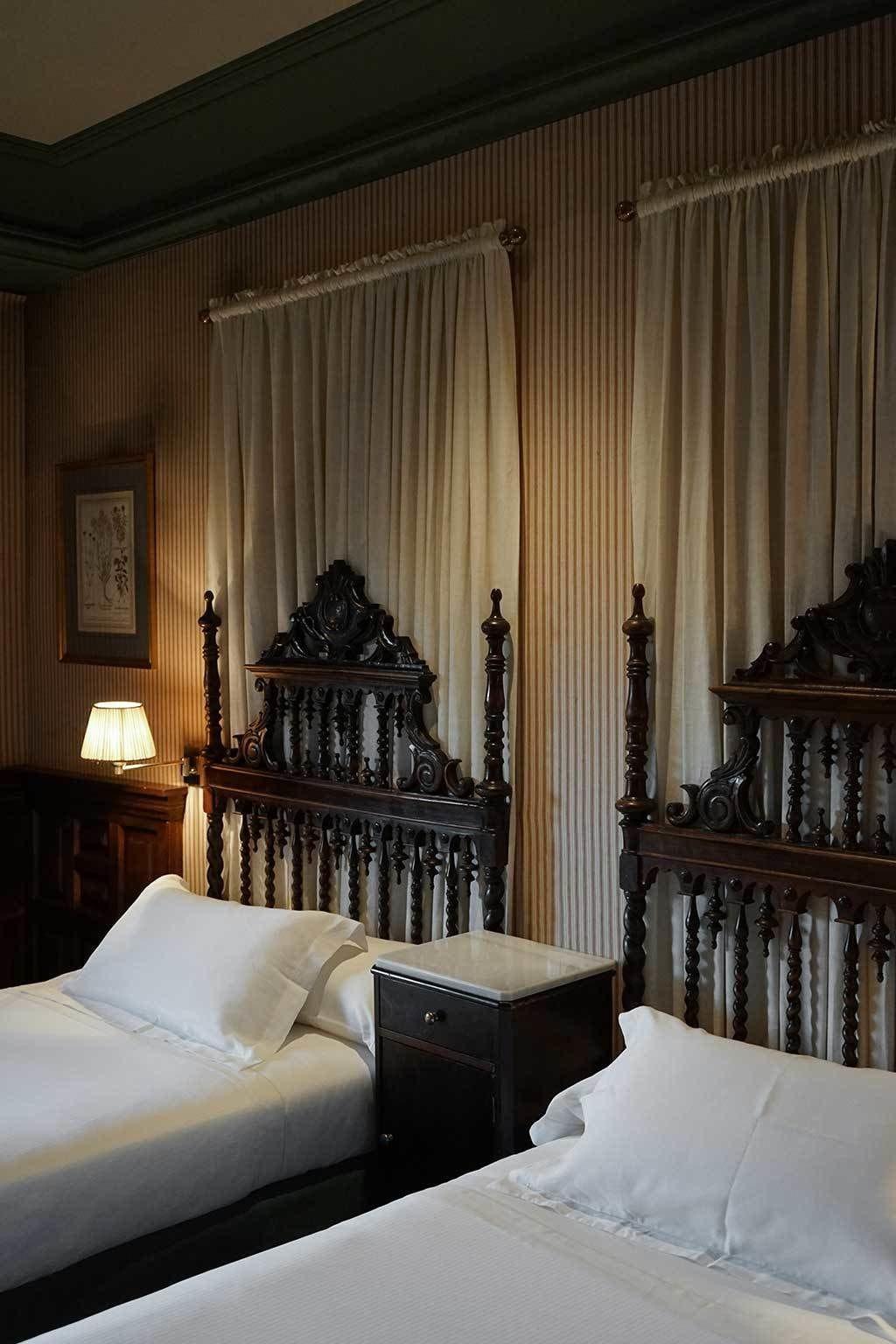 Landa Hotel Burgo Kültér fotó The bedroom of the Duke of Alba