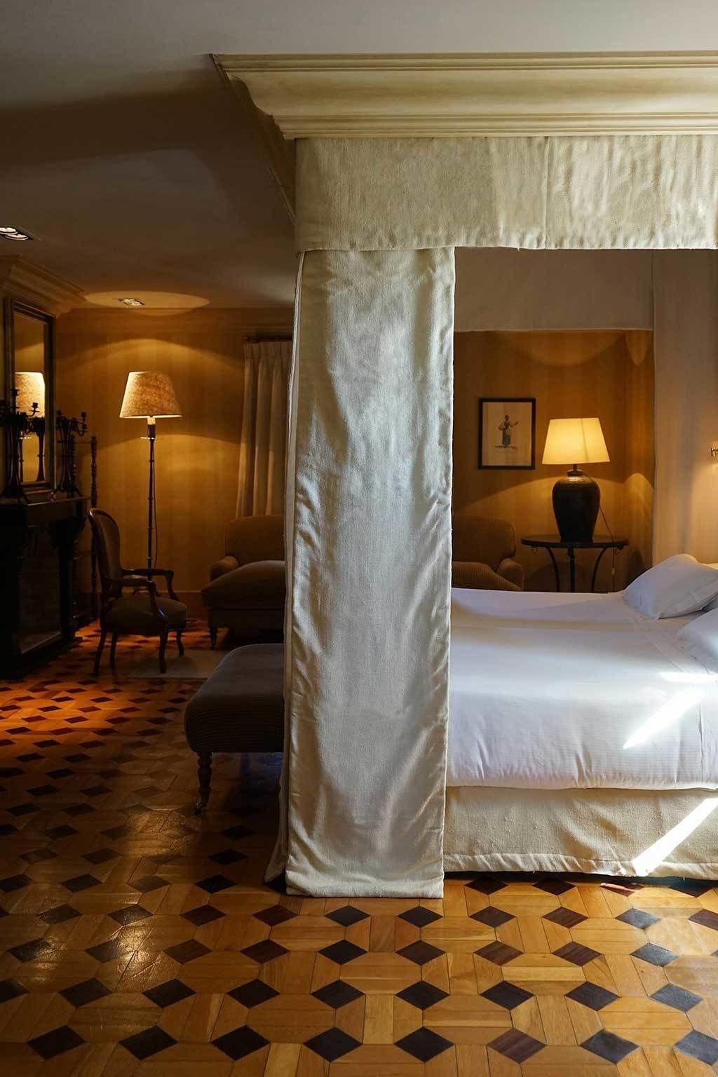 Landa Hotel Burgo Kültér fotó A room at the Hotel de Crillon