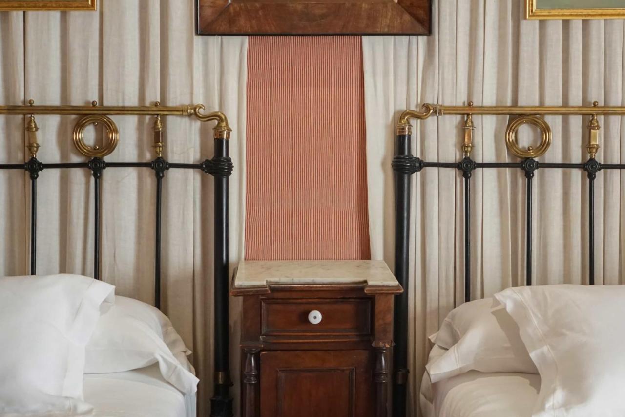 Landa Hotel Burgo Kültér fotó A nightstand