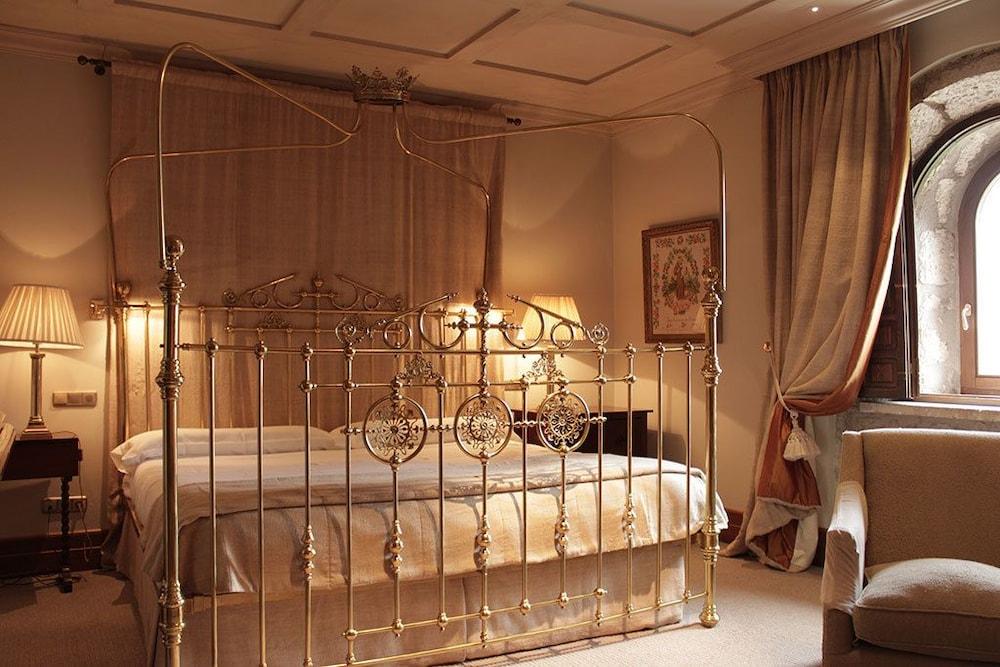 Landa Hotel Burgo Kültér fotó A room at the Hotel Excelsior