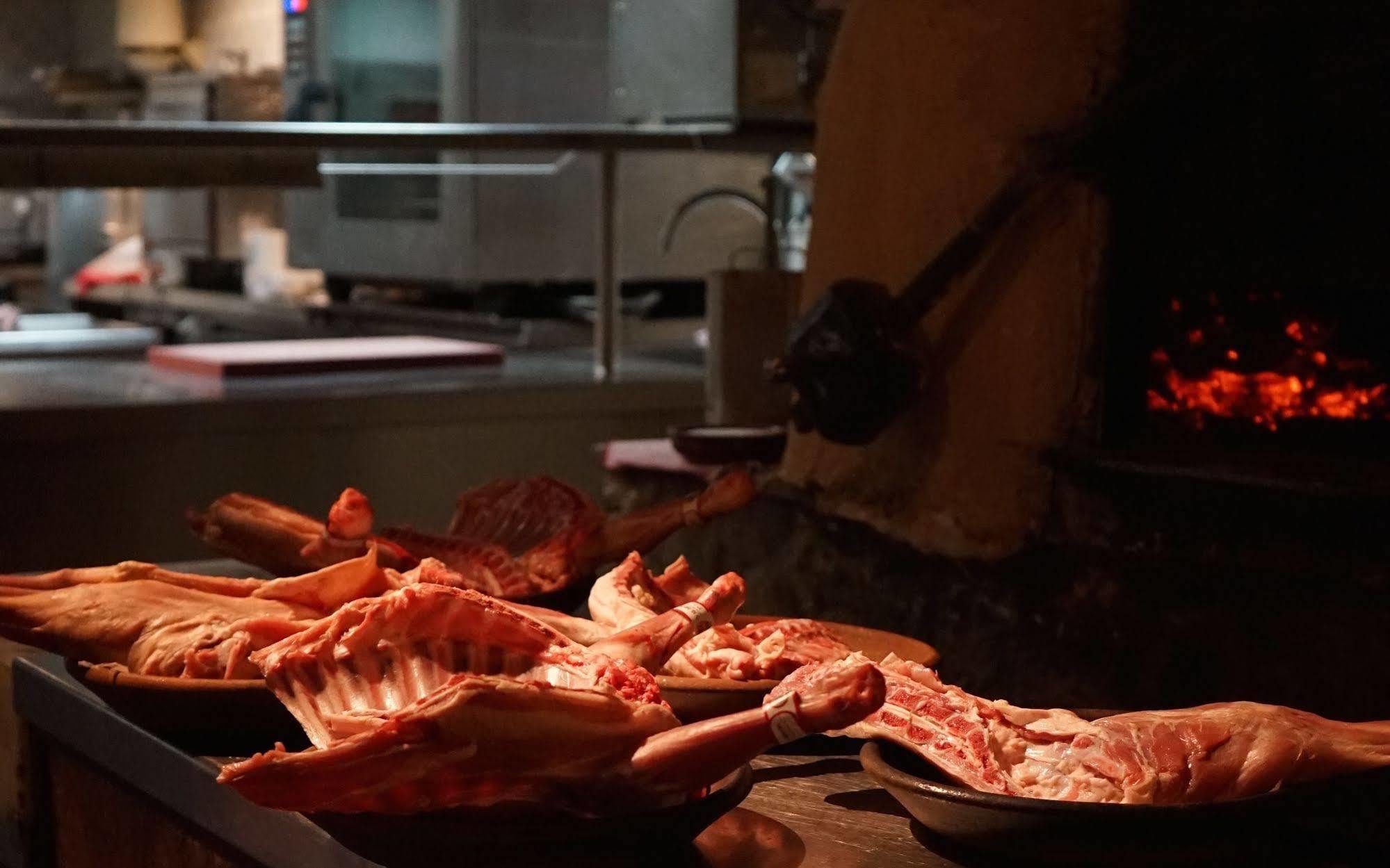 Landa Hotel Burgo Kültér fotó Cooking meat